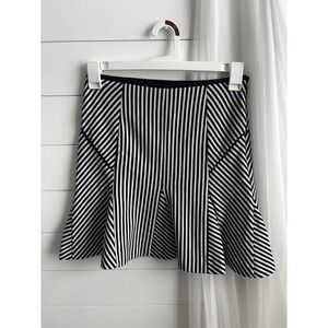 Women's Banana Republic Black & White Striped‎ Pleated Flared Skirt Size 4P 0454